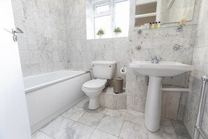 Apartment, 1 Double Bed with Sofa bed | Bathroom | Towels - Imperial Suite in Swiss Cottage (London)