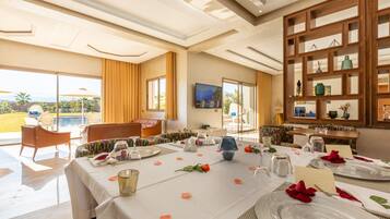 Breakfast, lunch, dinner served; local and international cuisine