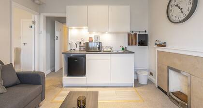 Grand Swiss Cottage Apartment
