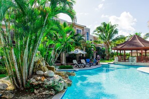 Piscine extérieure, parasols de plage, chaises longues