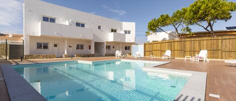 Piscina all'aperto, lettini