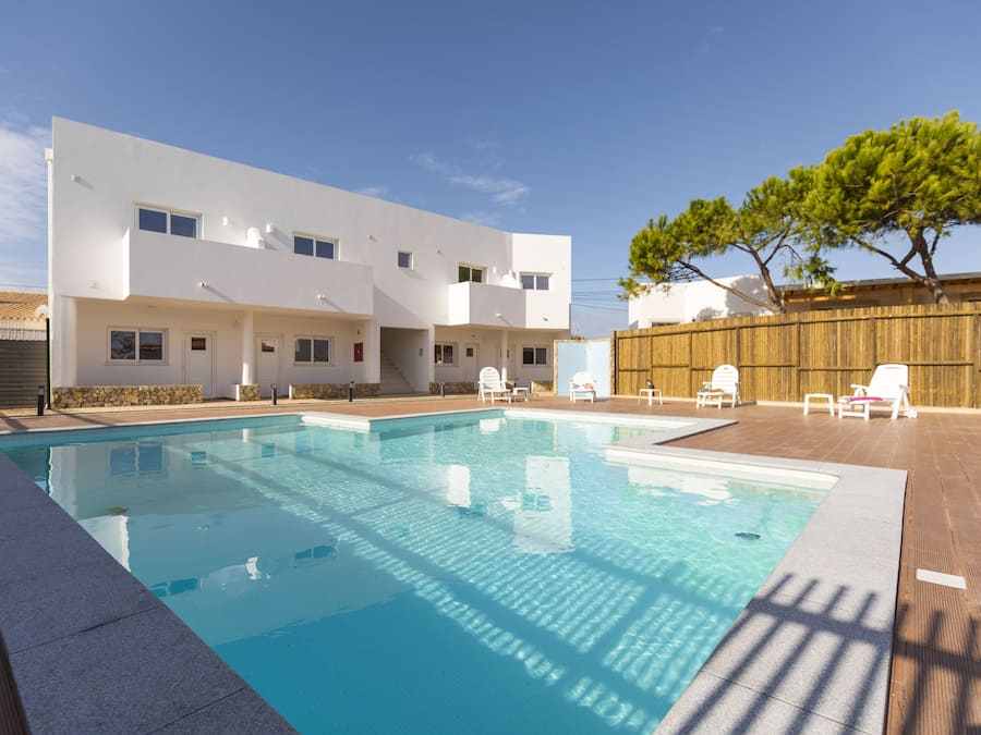 Piscine extérieure, chaises longues