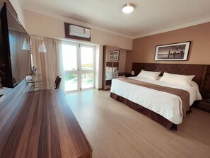 Dobbelt- eller tomannsrom | Minibar, safe på rommet, wi-fi (inkludert) og sengetøy