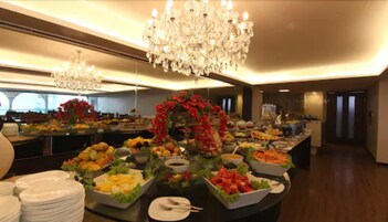 Café da manhã com buffet grátis todos os dias
