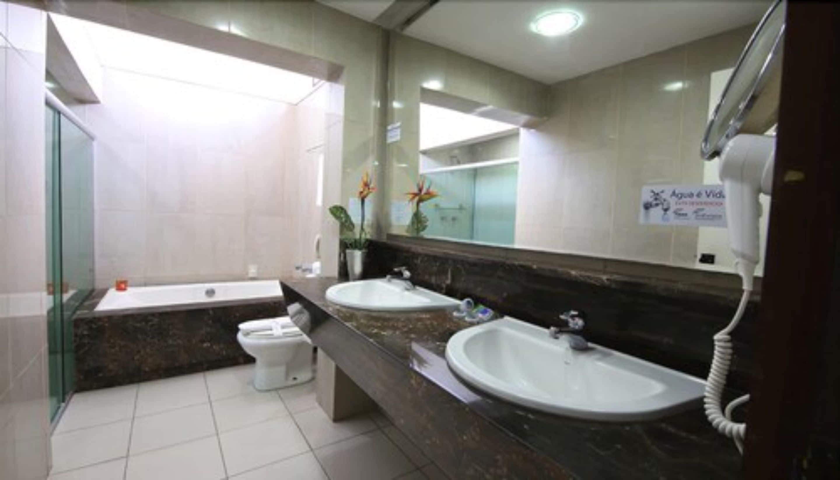 suite, 1 double bed (master) | bathroom | free toiletries, hair dryer, towels