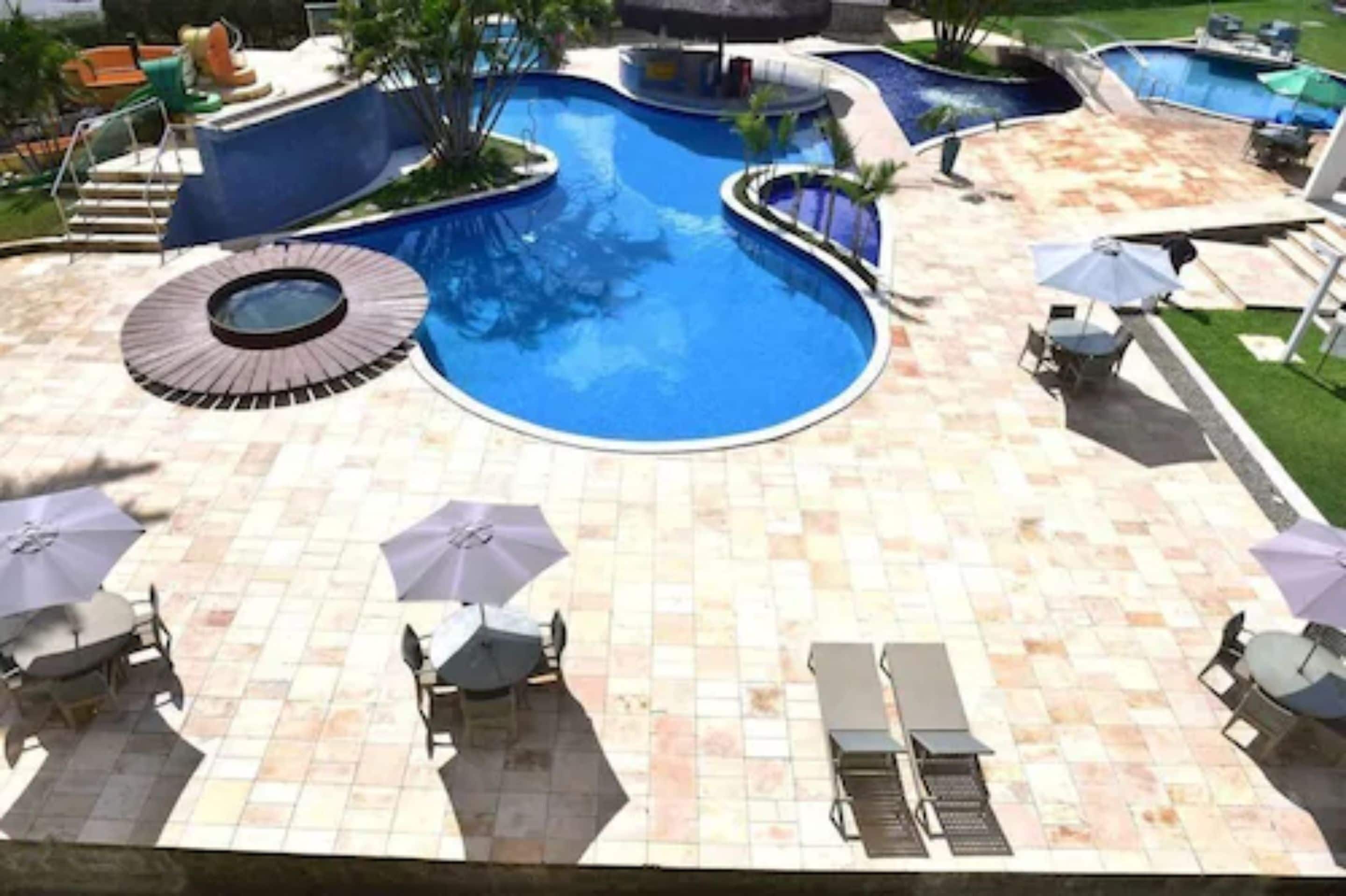 2 outdoor pools, pool loungers