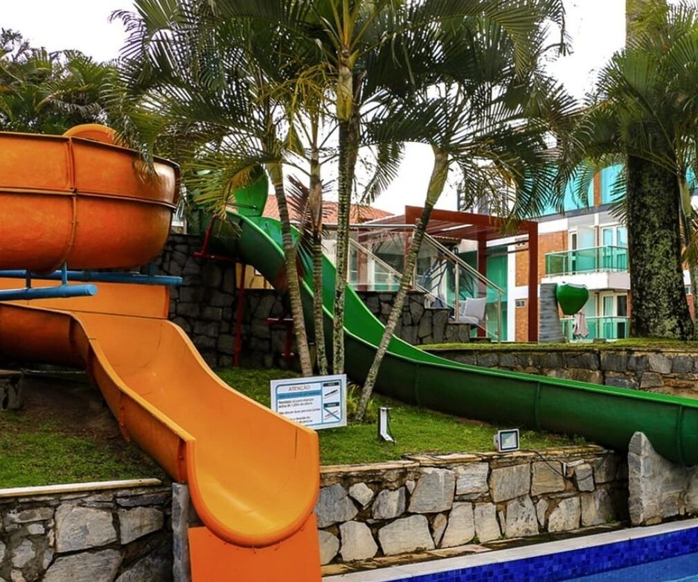 2 outdoor pools, pool loungers