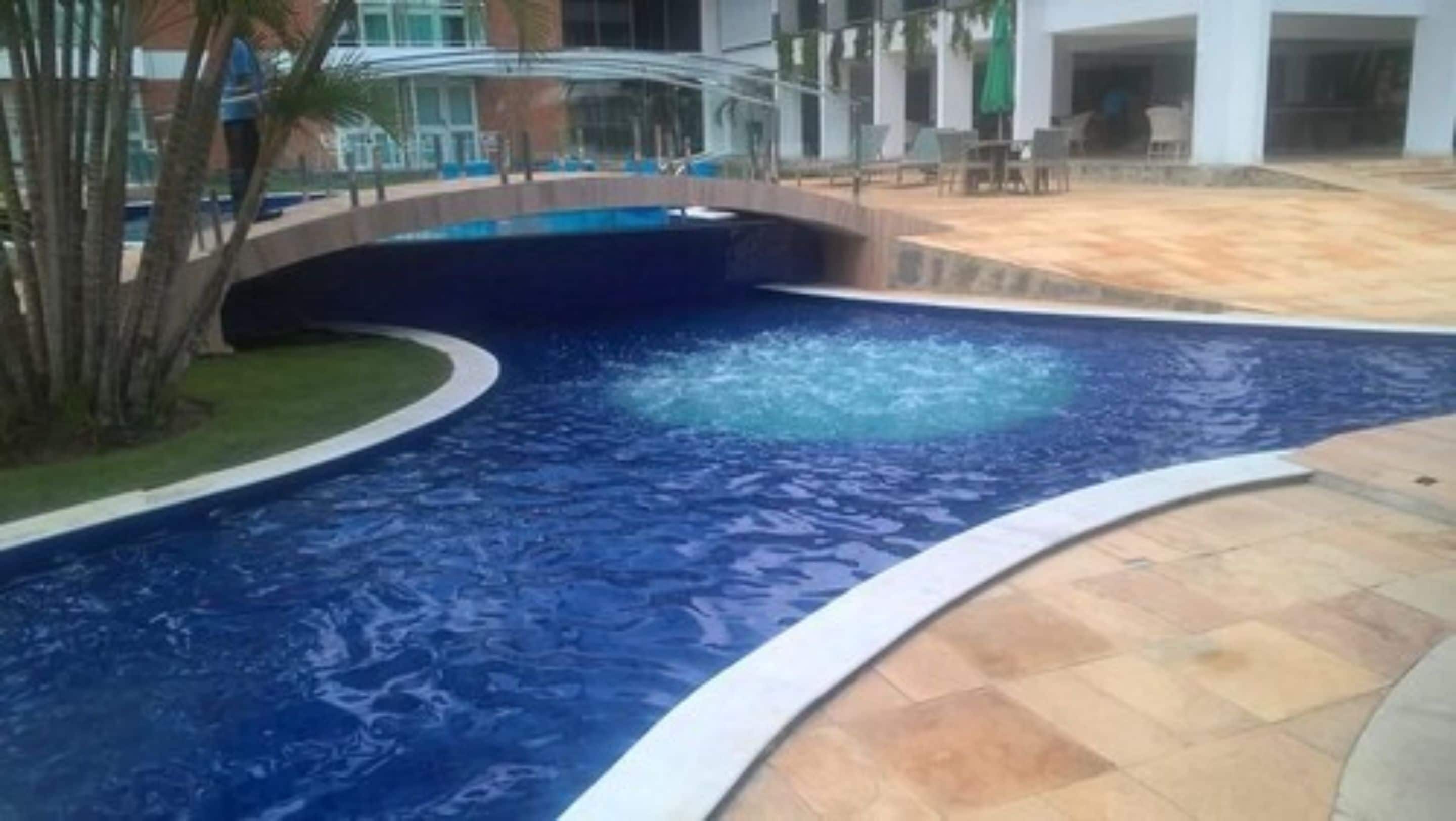 2 outdoor pools, pool loungers