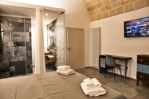 Chambre Double Deluxe, 1 très grand lit, salle de bains privée