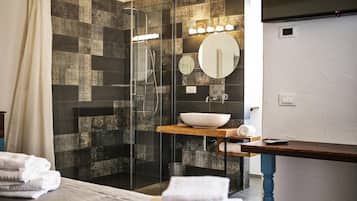 Deluxe-Doppelzimmer, 1 King-Bett, eigenes Bad | Badezimmer | Haartrockner, Bademäntel, Bidet, Handtücher