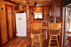 Casa | Cuina privada | Forn, placa de cuina, rentaplats i torradora 