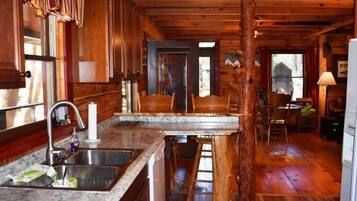 House | Private kitchen | Oven, stovetop, dishwasher, toaster