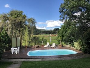 Piscine couverte, piscine extérieure, parasols de plage, chaises longues