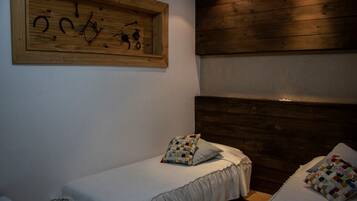 Quarto quádruplo, várias camas, vista para o jardim | 1 quarto, cortinas blackout, roupa de cama
