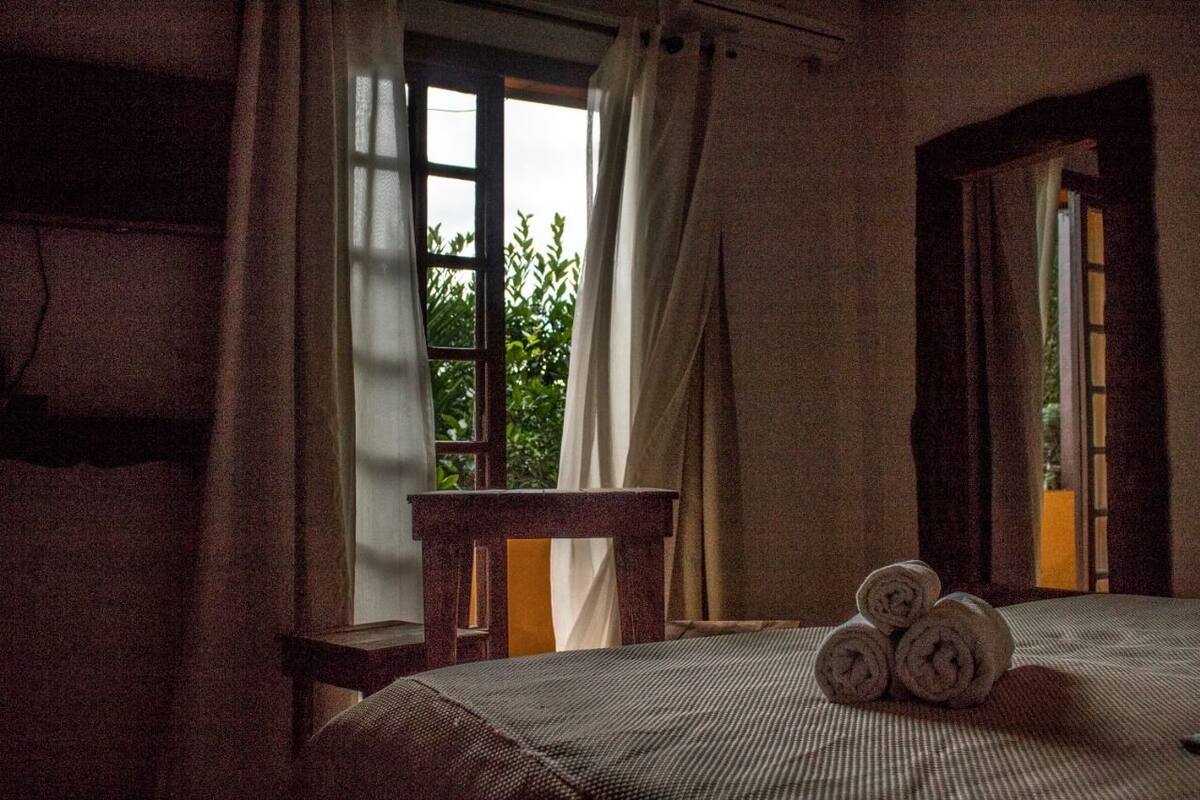 Habitación triple, varias camas, vistas al jardín | Cortinas opacas y ropa de cama