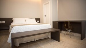 Minibar, cortinas blackout, tabla de planchar con plancha y wifi gratis 