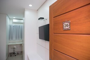 Minibar, cortinas blackout, tabla de planchar con plancha y wifi gratis 