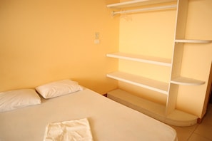 Doppelzimmer, 1 Queen-Bett | Kostenloses WLAN, Bettwäsche