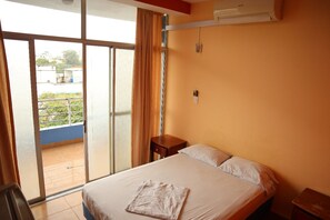 Chambre double, 1 grand lit | AccĂšs au Wi-Fi (inclus), literie fournie