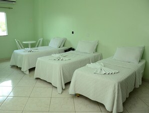 Escritorio, espacio para trabajar con laptop y cortinas blackout