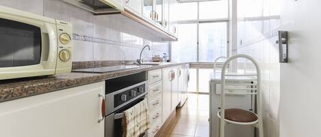 Departamento, 1 habitación, cocina | Cocina privada | Refrigerador con congelador, microondas, horno y parrilla de estufa