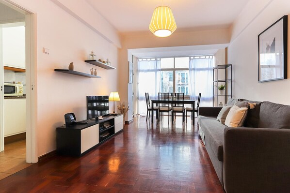 Flat-screen TV - Saldanha Residence by Homing (Lisbon)