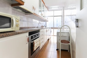 Großer Kühlschrank, Mikrowelle, Ofen, Herdplatte