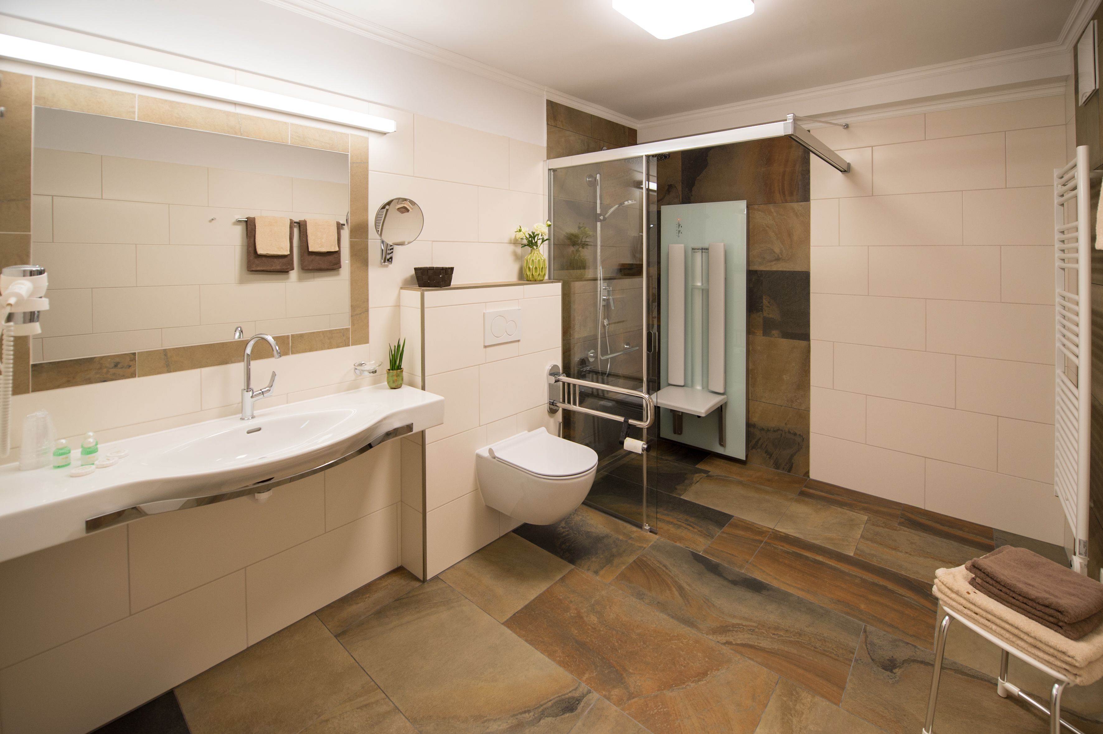 Une salle de bain moderne avec un grand lavabo, des toilettes et une douche à parois de verre.