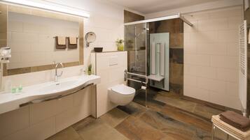 Une salle de bain moderne avec un grand lavabo, des toilettes et une douche à parois de verre.