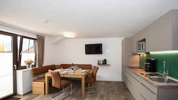 Apartment, Mountain View (8) | Private kitchen | Full-size fridge, microwave, stovetop, dishwasher
