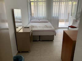 Escritorio, tabla de planchar con plancha, wifi gratis y ropa de cama 