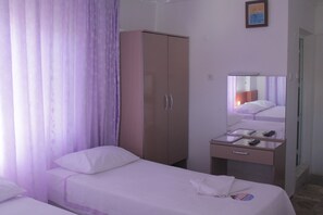 Vierbettzimmer | Schreibtisch, Bügeleisen/Bügelbrett, kostenloses WLAN, Bettwäsche
