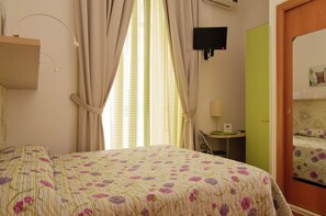 Minibar, desk, blackout drapes, soundproofing - B&B Napoli Plebiscito (Naples)