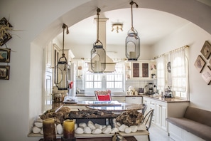 Villa superior, piscina privada, vistas al mar | Cocina privada | Frigorífico grande, horno, placa de cocina y cafetera o tetera