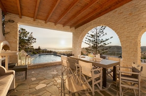Villa supérieure, piscine privée, vue sur la mer | Terrasse/patio