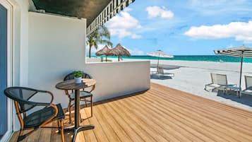 Beachfront Luxury King Suite | Terraza o patio