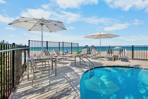 Außenpool, Sonnenschirme, Liegestühle