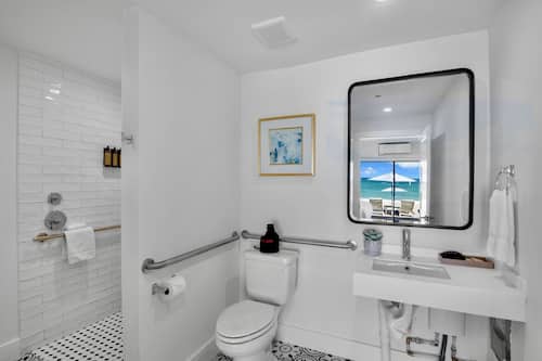 Beachfront Luxury King Room | Bathroom