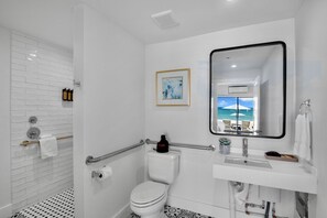 Beachfront Luxury King Room | Salle de bain | Articles de toilette (gratuits), séchoir à cheveux, serviettes fournies