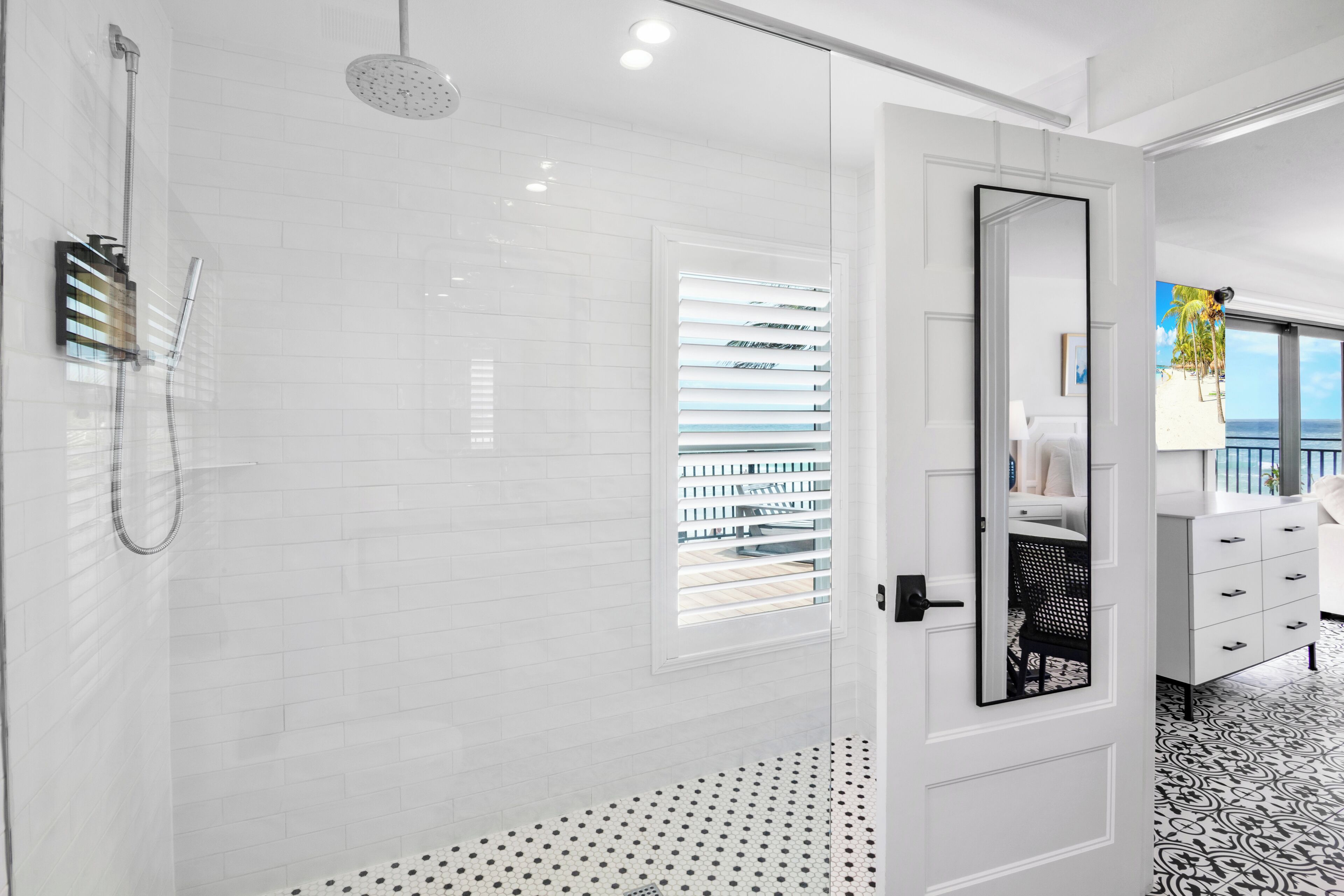 Ein modernes Badezimmer mit Dusche, Toilette und Waschbecken.