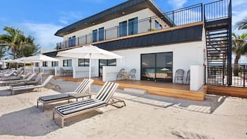 Beachfront Luxury King Room | Terrace/patio