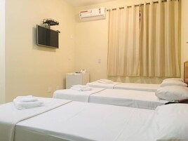 Quarto triplo | Escrivaninha, Wi-Fi de cortesia, roupa de cama