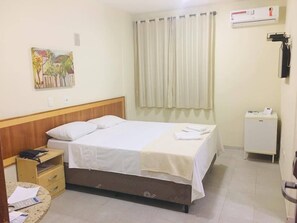 Escritorio, wifi gratis y ropa de cama