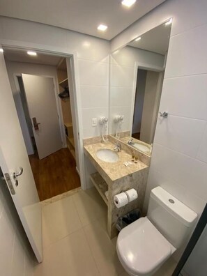 Een douche, gratis toiletartikelen, een haardroger, een bidet