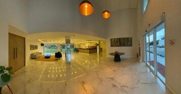 ฝ่ายต้อนรับ