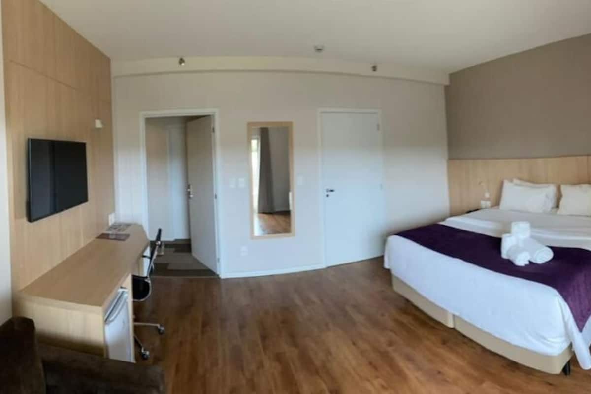 standard double room | 1 bedroom, minibar, in-room safe, desk