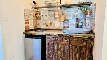Refrigerador, horno, parrilla de estufa y cafetera y tetera