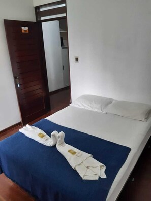 Minibar, desk, laptop workspace, blackout drapes - Pousada Portal do Cabo (João Pessoa)