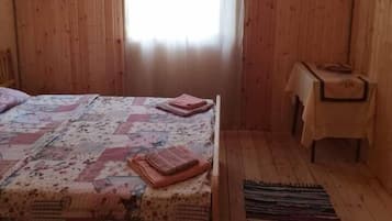 Twin Room, Shared Bathroom | Desk, soundproofing, iron/ironing board, free WiFi