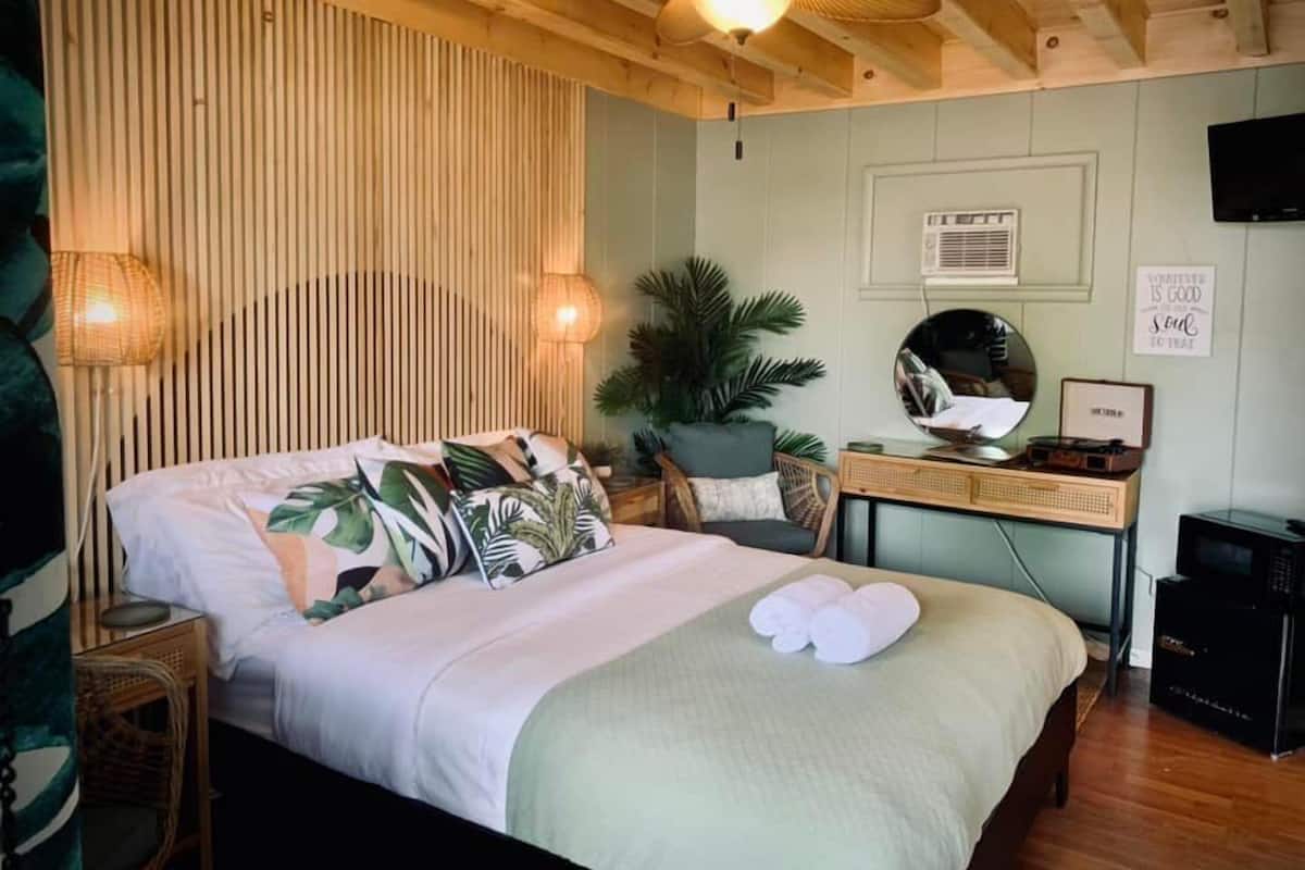 Room | Premium bedding, iron/ironing board (on request), WiFi (free)